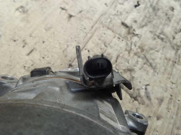 COMPRESSEUR DE CLIMATISATION MERCEDES - Vue 3